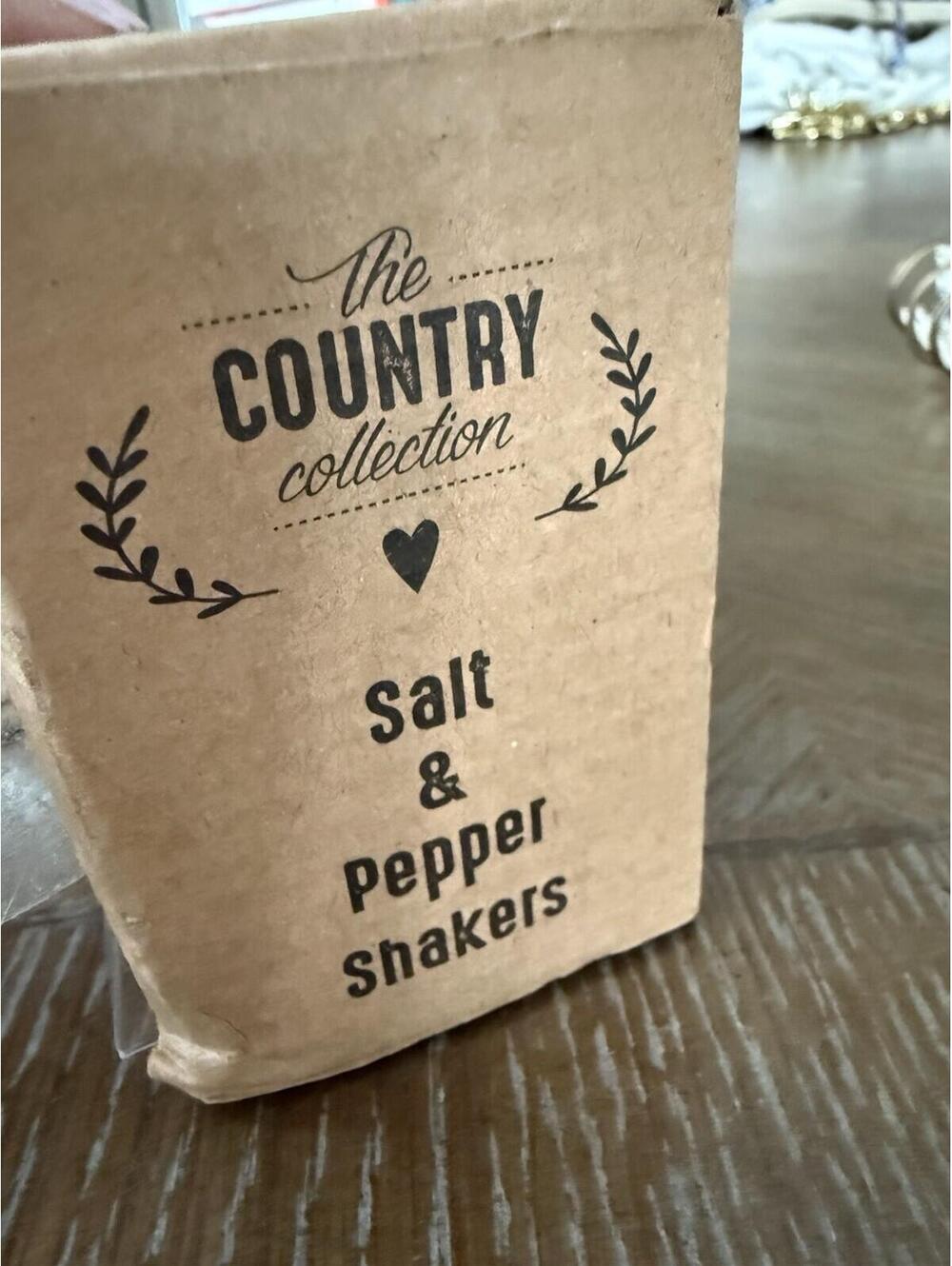 Country Collection Rooster Salt & Pepper Shakers New In Box Ceramic - Picture 4 of 5